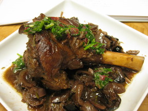 Lamb_shank_with_melted_grapes