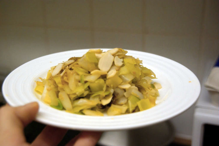 Leeks with lemongrass, citrus fruits and almond flakes