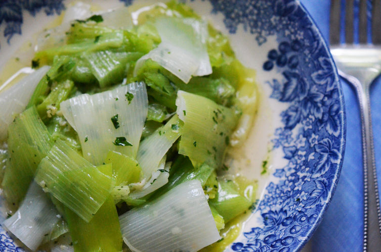 Garlicky leeks in olive oil