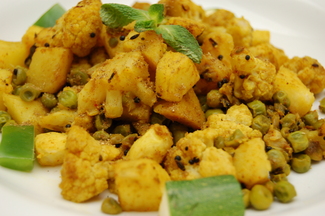 Aloo Gobi ~ A dry Indian curry of Cauliflower, Potato & Peas