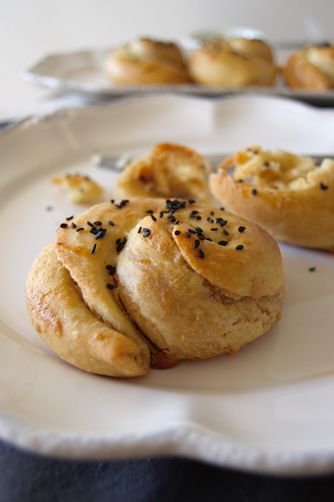 Tahinli (Armenian sesame rolls)