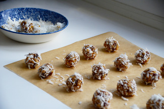 Date Crisp Balls