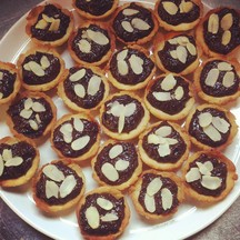 Vegan mini tarts with chocolate ganache and almond flakes