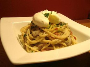 Bucatini_carbonara_with_mushrooms_and_warm_poached_egg_small_medium_