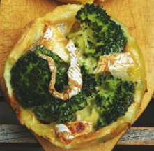 Puff pastry tarts with broccoli and Camembert - Tartelettes aux brocolis avec camembert  