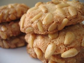 Pignoli_cookies_3_piles_close