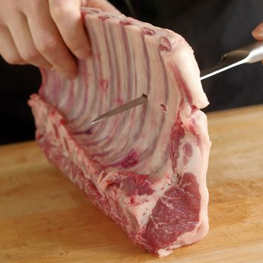 Roasted rack of lamb with mint yogurt sauce