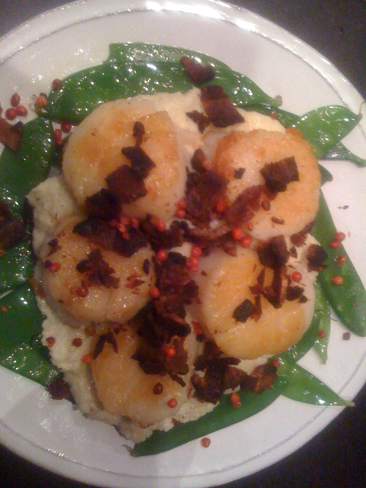 SAUTEED SCALLOPS WITH CREAMED CAULIFLOWER AND BACON