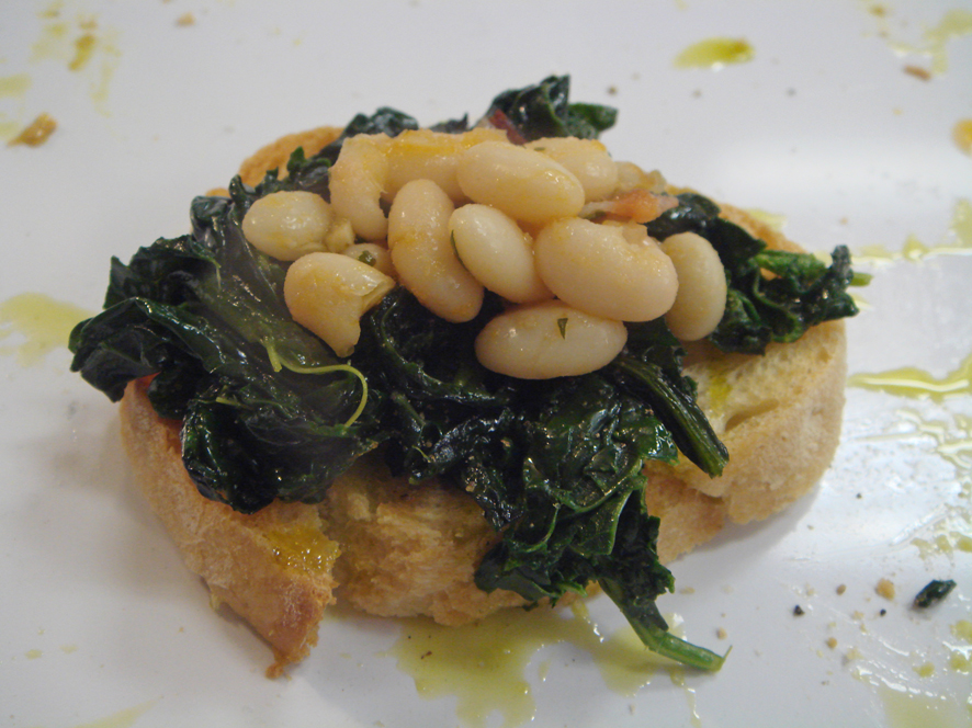 Crostone con cavolo nero e cannellini beans (grilled bread with cavolo nero and beans)