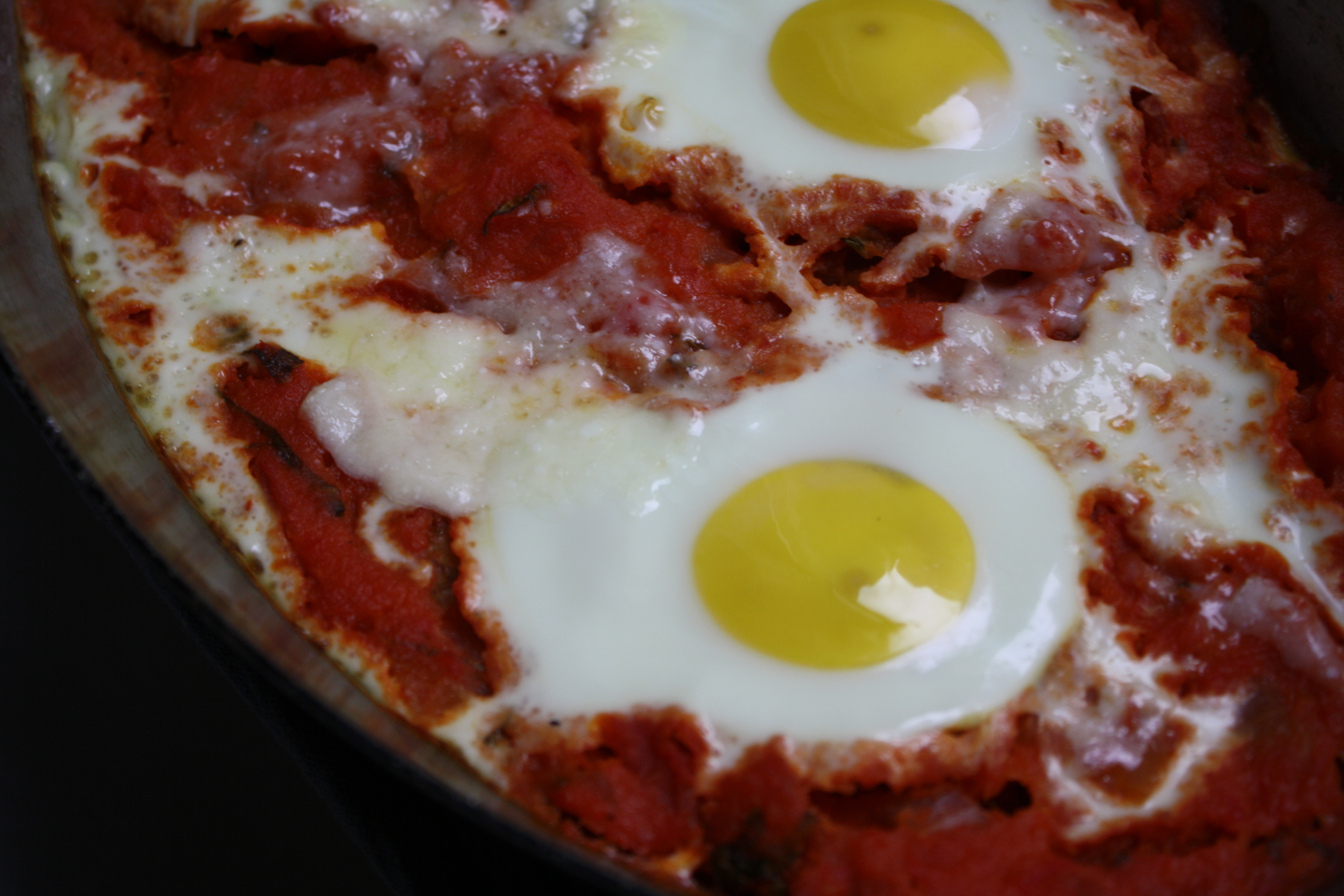 “Eggs in Pipérade” Pizza with Crispy Prosciutto 