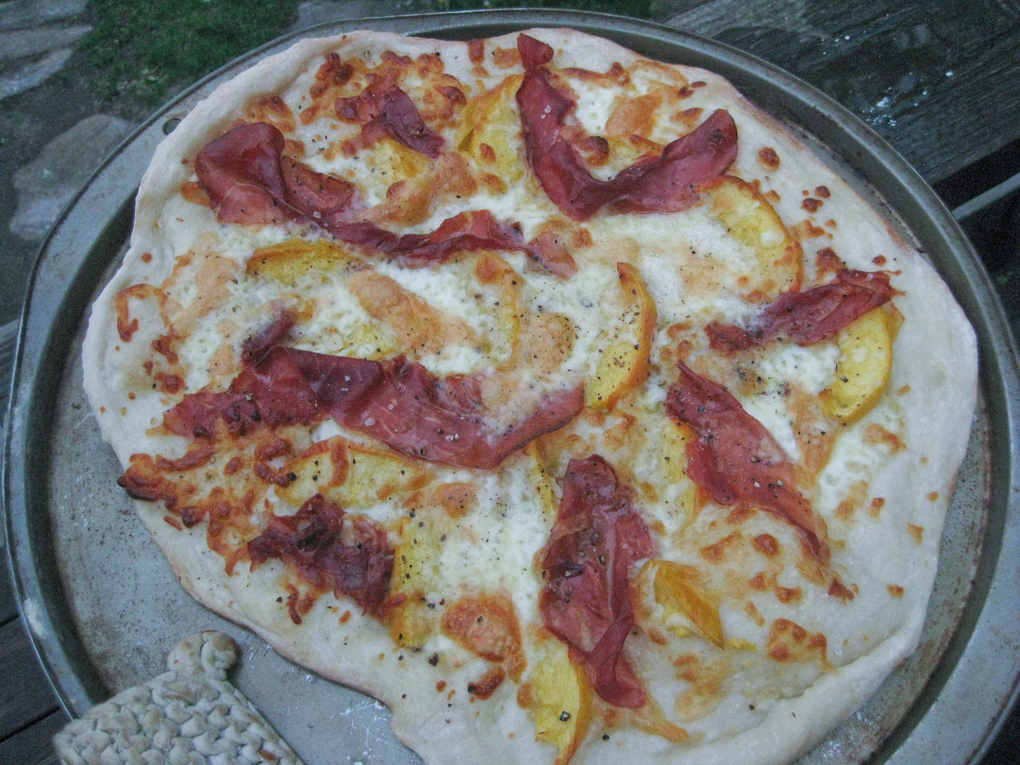 Peach & Prosciutto Pizza