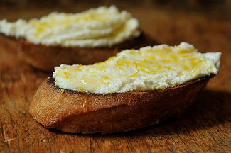 Bruschetta_with_ricotta_honey_and_lemon_zest
