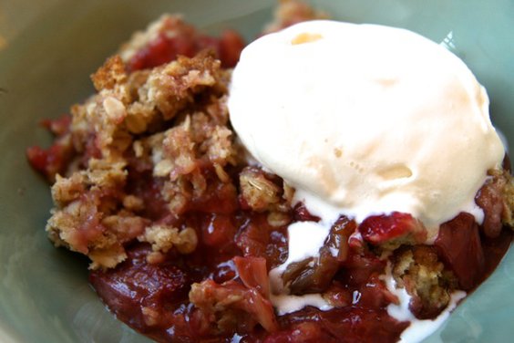 Rhubarb Strawberry Crumble 