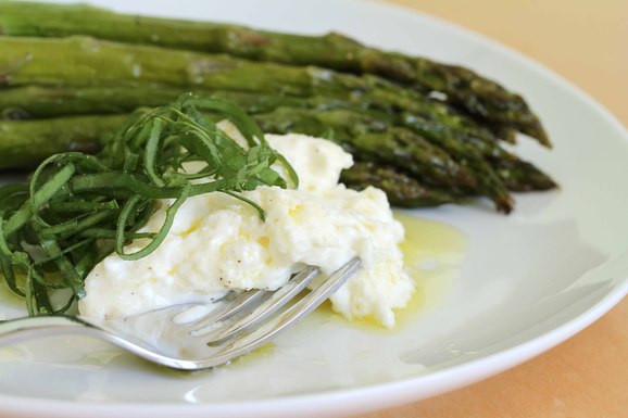 Asparagus_and_burrata_with_fork_llr