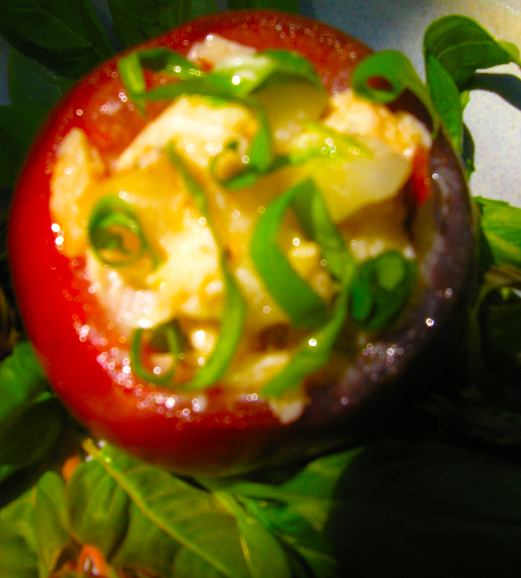Kumatoes stuffed with basil chicken: a Thai-styled light salad without any mayo
