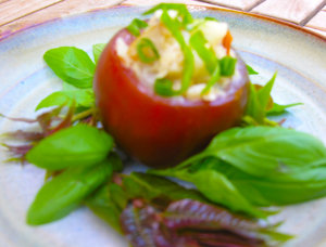 Kumatoes stuffed with basil chicken: a Thai-styled light salad without any mayo