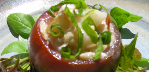 Kumatoes stuffed with basil chicken: a Thai-styled light salad without any mayo