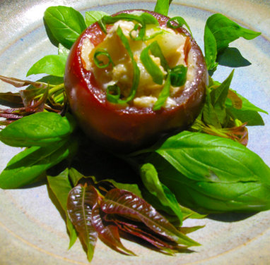 Kumatoes stuffed with basil chicken: a Thai-styled light salad without any mayo