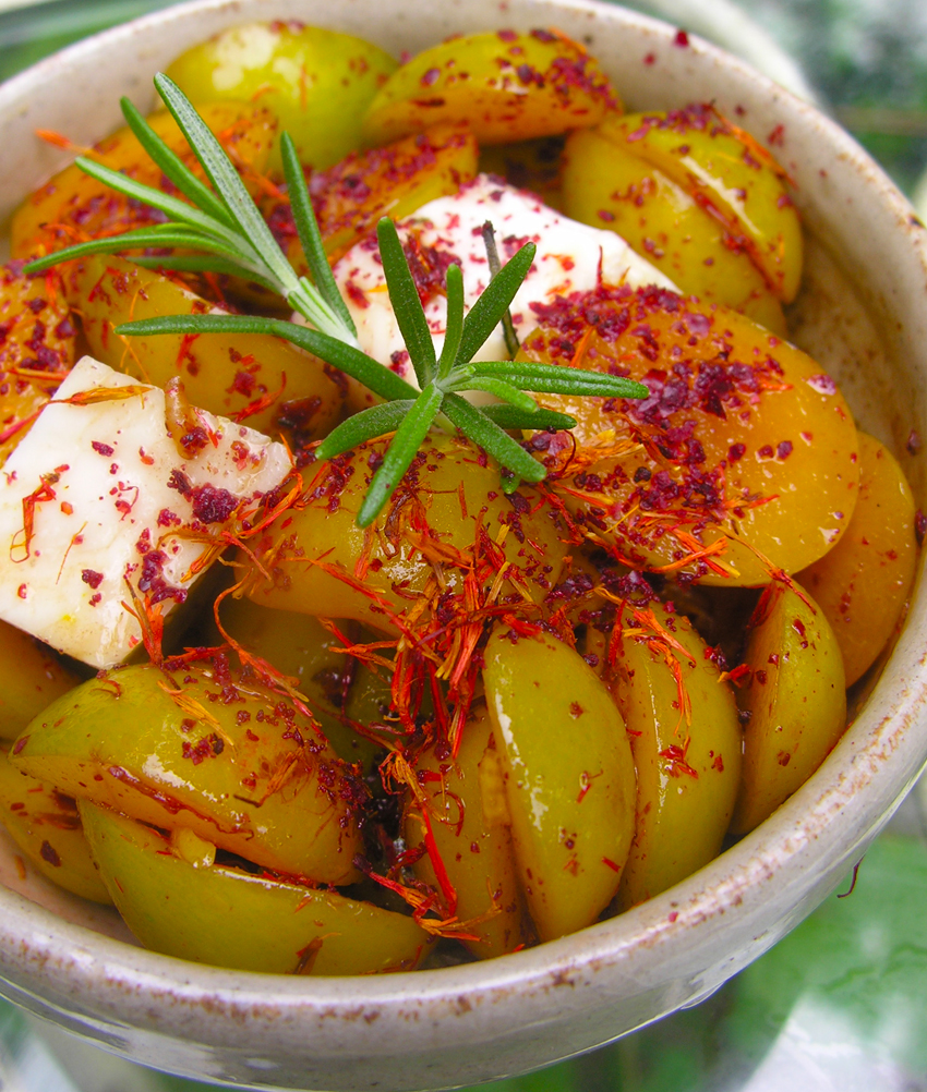Sweet and sour grilled plums with grilled cheese: kebabs or a la carte
