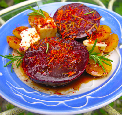 Sweet and sour grilled plums with grilled cheese: kebabs or a la carte