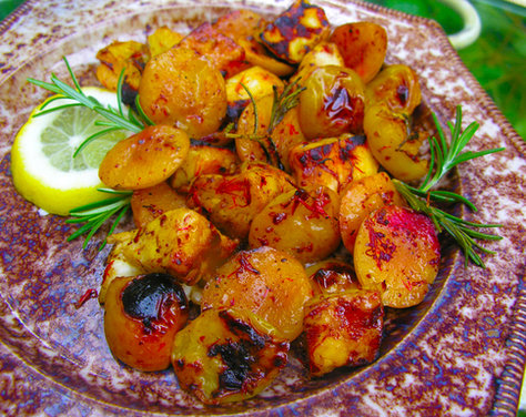 Sweet and sour grilled plums with grilled cheese: kebabs or a la carte