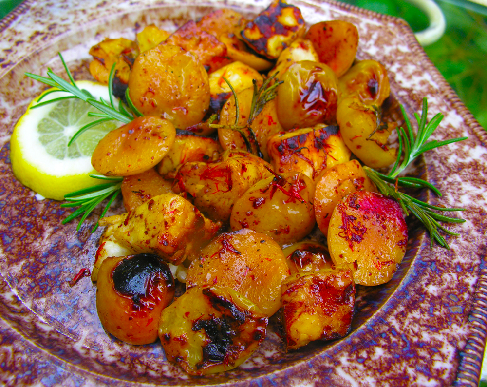 Sweet and sour grilled plums with grilled cheese: kebabs or a la carte