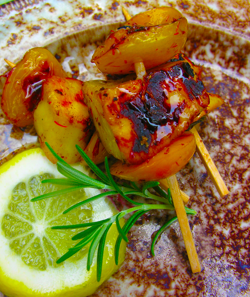 Sweet and sour grilled plums with grilled cheese: kebabs or a la carte