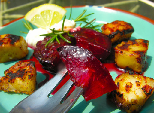 Sweet and sour grilled plums with grilled cheese: kebabs or a la carte
