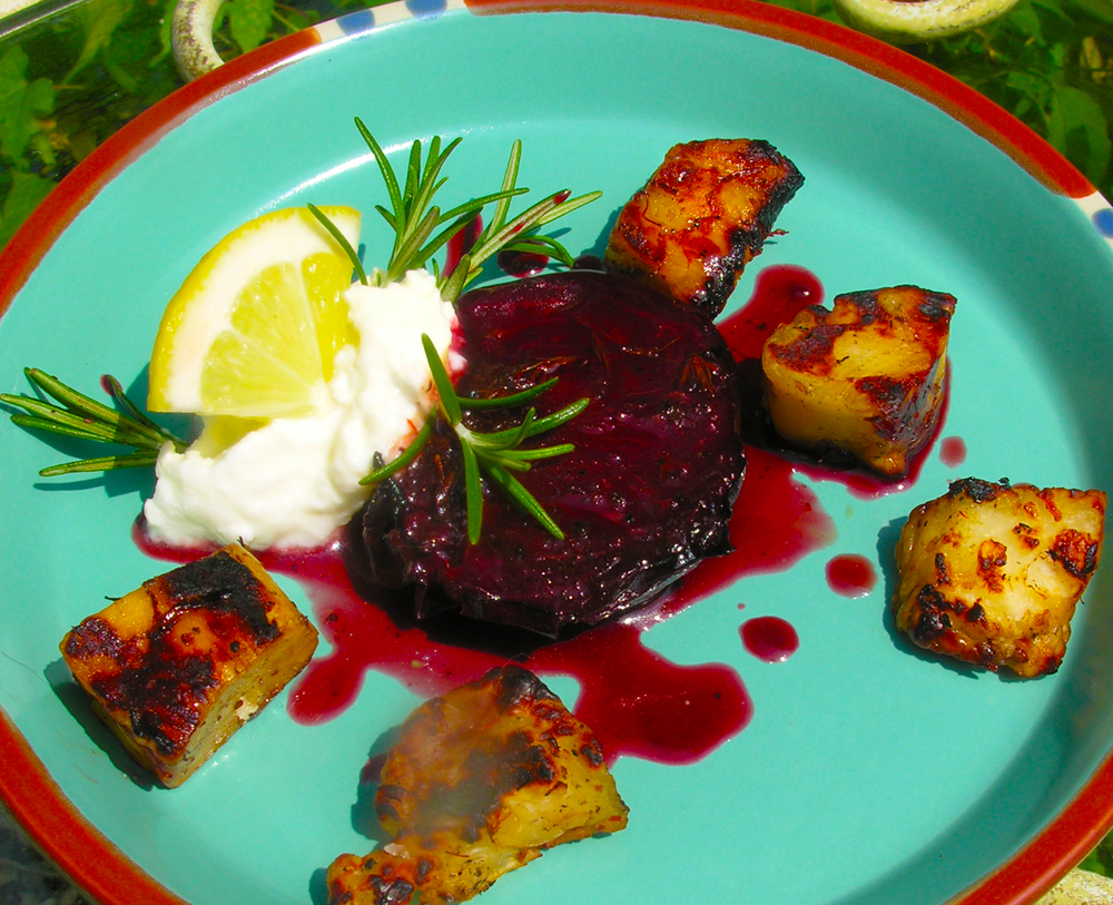 Sweet and sour grilled plums with grilled cheese: kebabs or a la carte