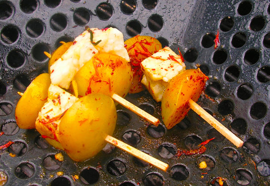 Sweet and sour grilled plums with grilled cheese: kebabs or a la carte