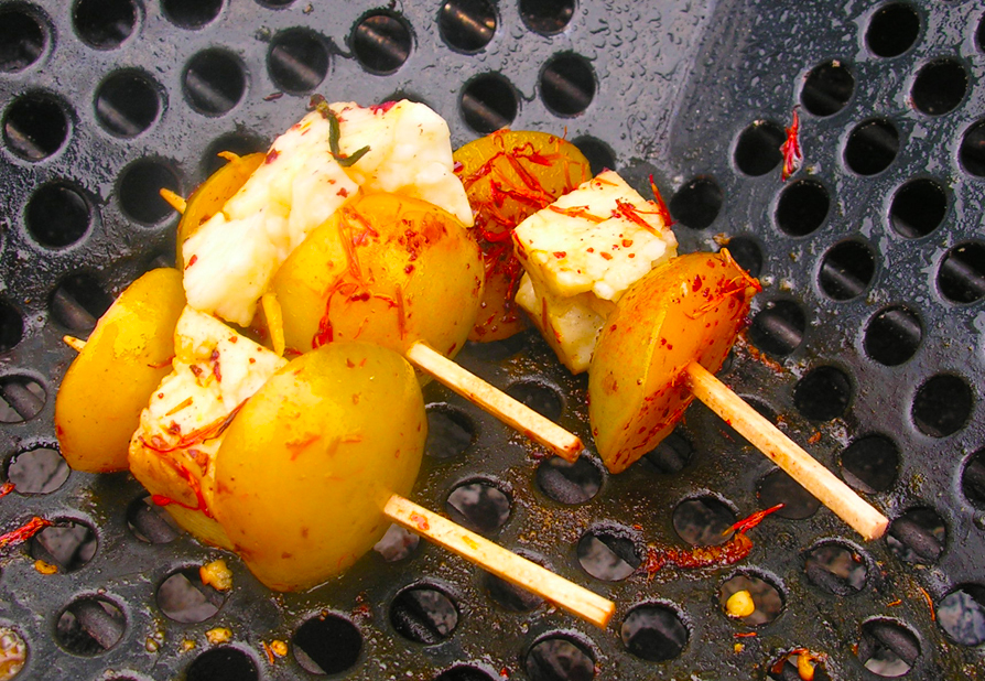 Sweet and sour grilled plums with grilled cheese: kebabs or a la carte