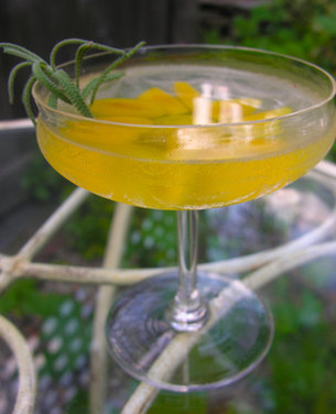  Golden Plum Kir Royale "Bowle," a fruity summer wine drink
