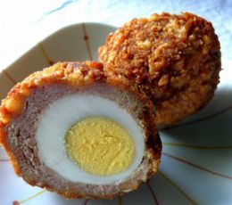 Scotch_egg_made_with_ground_chickern