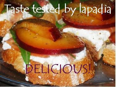 Bruschetta with plums, serrano ham and ricotta