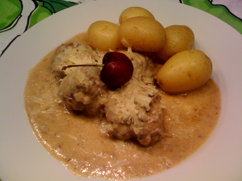Lavender Meat balls with garlic white sauce