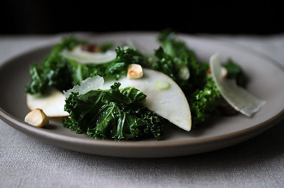 9114_kale_salad_with_apples_and_hazelnuts