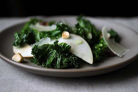 9114_kale_salad_with_apples_and_hazelnuts