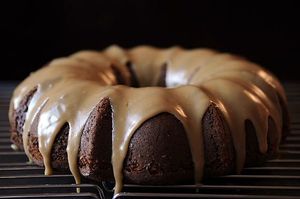Applesauce_cake_with_caramel_glaze