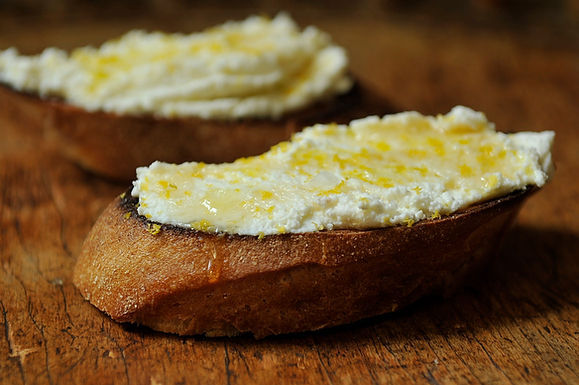 Bruschetta_with_ricotta_honey_and_lemon_zest