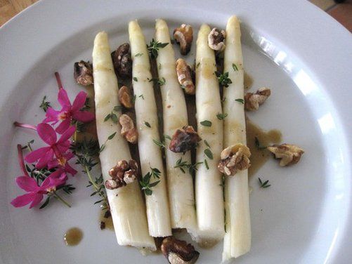 White_asparagus_with_black_garlic_vinaigrette