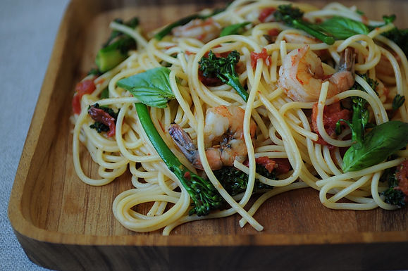 Spaghetti_with_shrimp_broccolini_and_basil