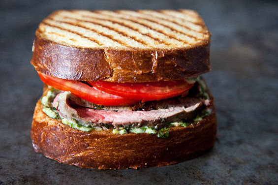 Flank_steak_on_texas_toast