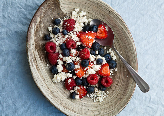 Berry-salad-with-goat-cheese