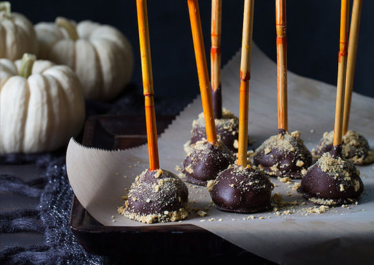 Halloween-chocolate-pumpkin-cheesecake-pops-recipe_608