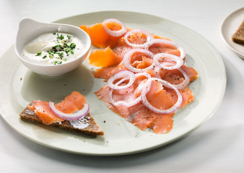 Mare_smoked_salmon_with_lemon_creme_fraiche_v