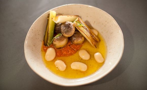 Gigandes-beans-with-romesco-and-saffron-broth-626x383