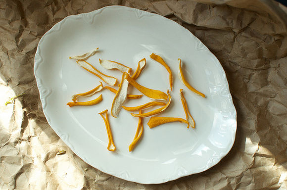 Air-dried-lemon-peel-food-in-jars
