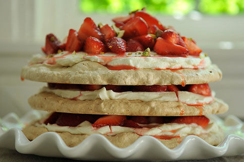 Pistachio_meringue_strawberries