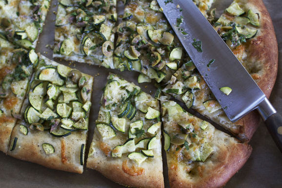 Zucchini_pizza_olive_vin_f52