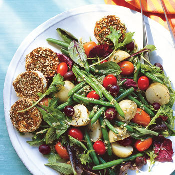 Farmers_market_salad_with_spiced_goat_cheese_rounds